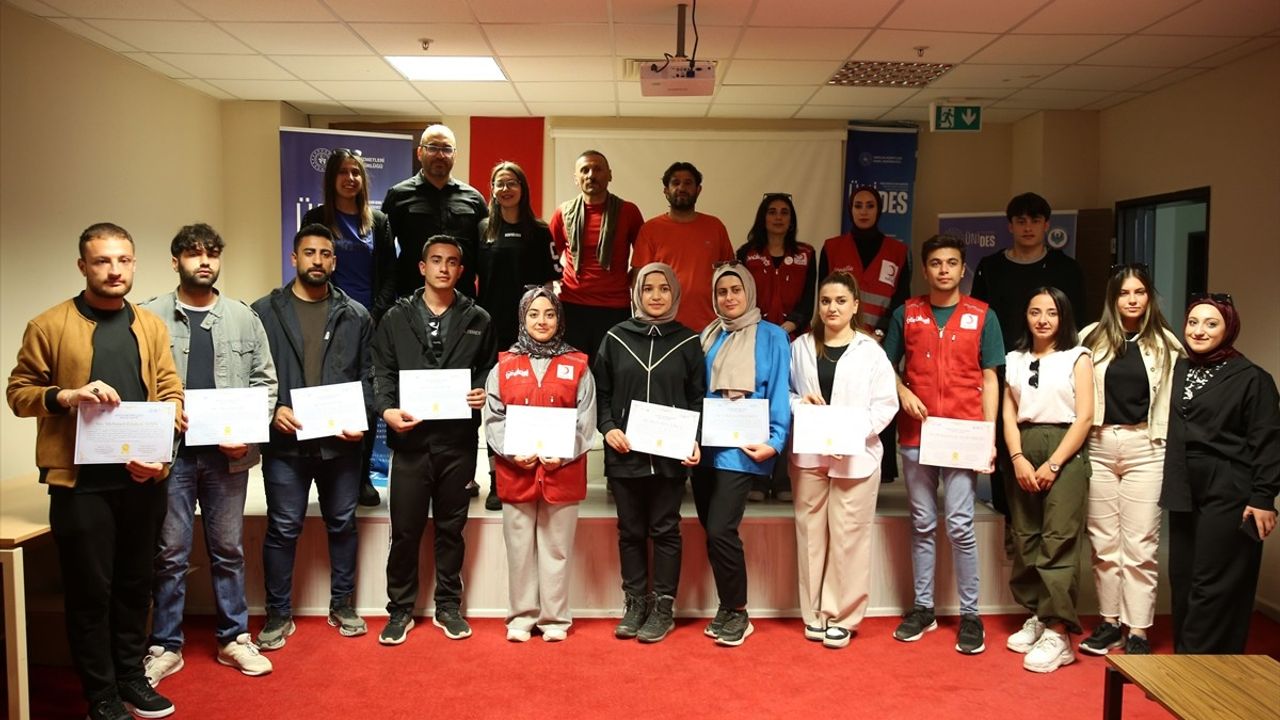 Bitlis'te Üniversite Öğrencilerine Yamaç Paraşütü Eğitimi