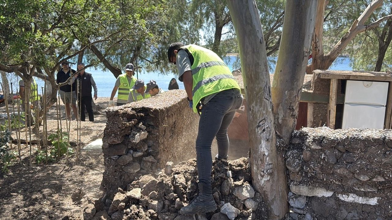 Bodrum'da Kaçak Yapılar Yıkıldı