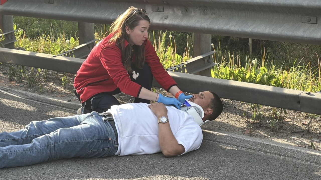 Bolu'da Kaza: Otomobil Kamyona Çarptı, İki Kişi Yaralandı