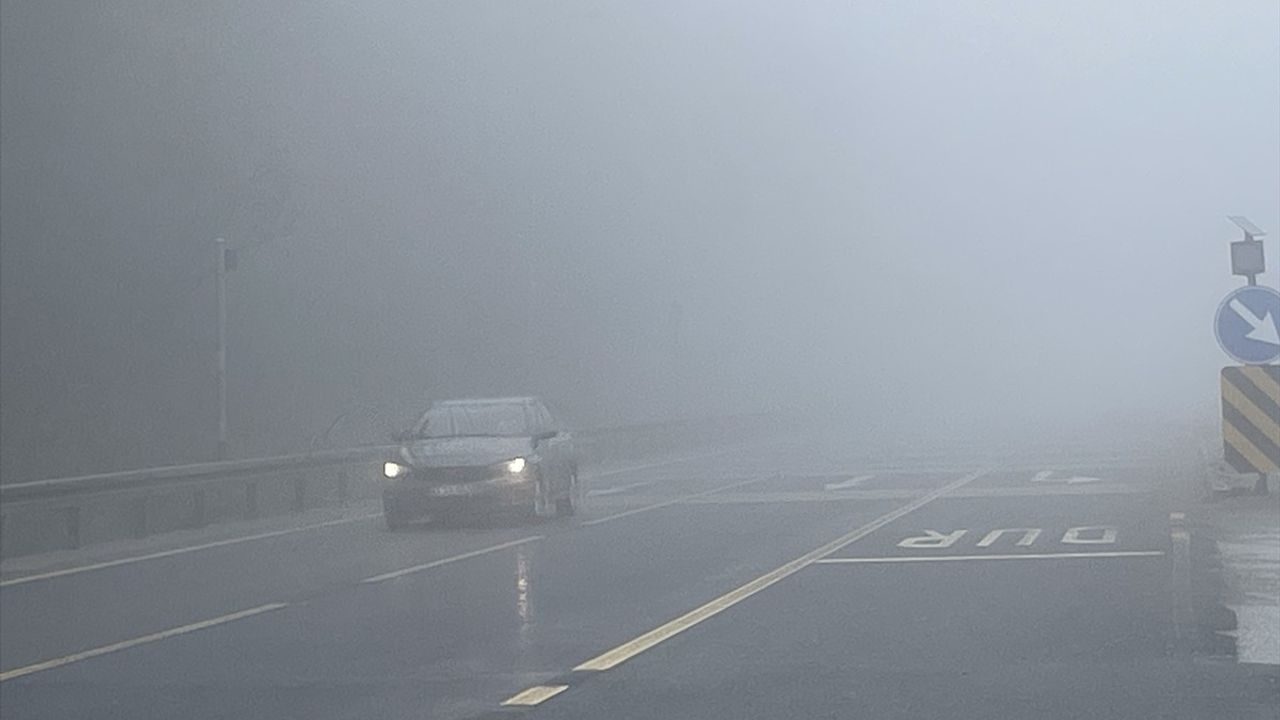 Bolu Dağı'nda Yoğun Sis Ulaşımı Olumsuz Etkiliyor