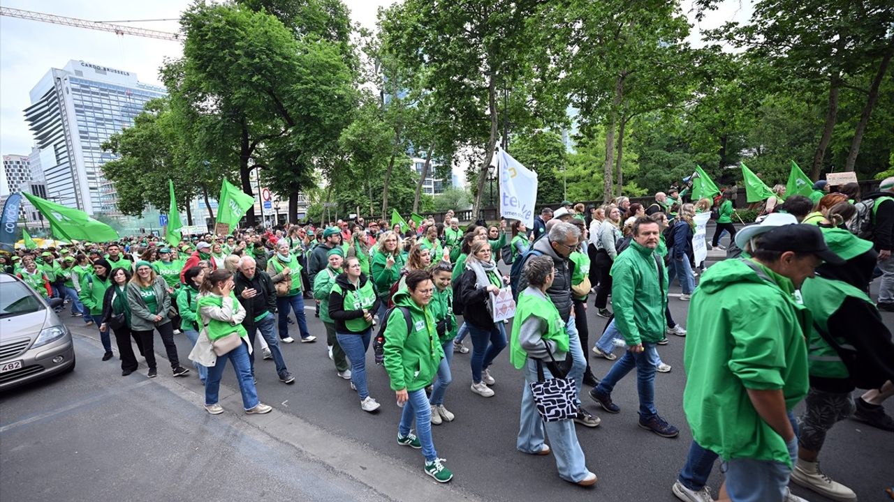 Brüksel'de Sosyal Harcamalara Protesto Gösterisi
