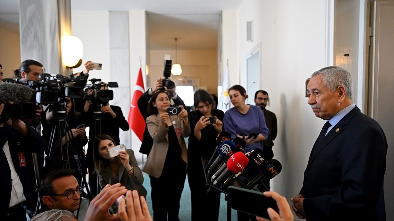 Bülent Arınç, Sırrı Süreyya Önder İçin DEM Parti'ye Taziye Ziyaretinde Bulundu