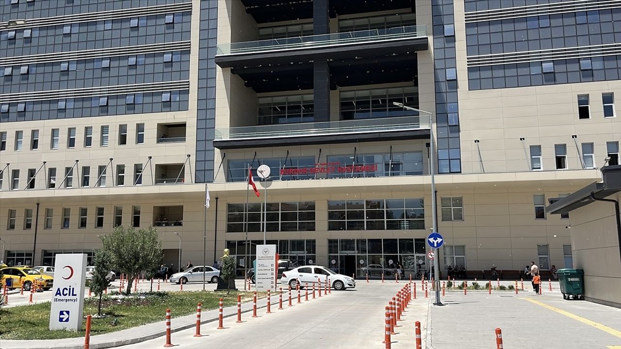 Burdur'da 86 Yaşındaki Kadının Gözyaşı Sorunu Ameliyatla Çözüldü
