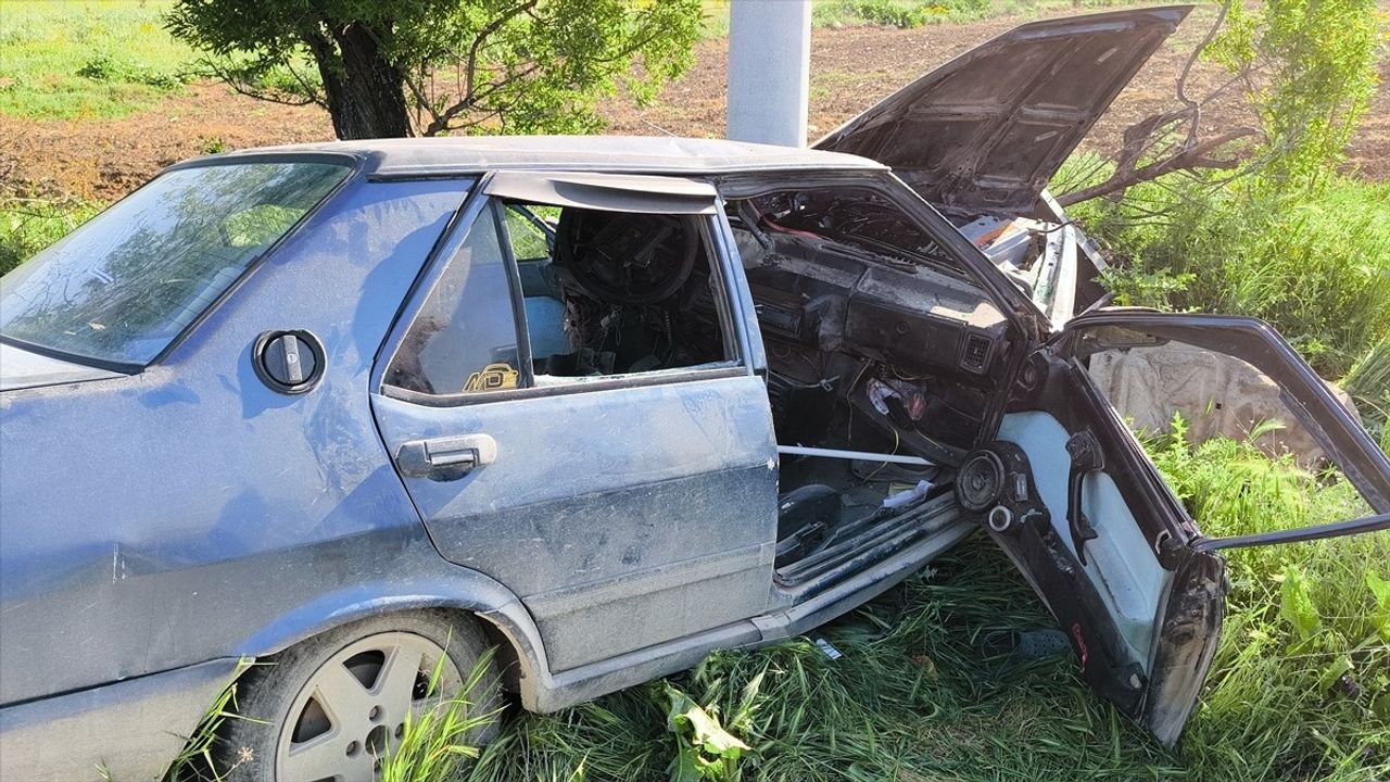 Burdur'da Elektrik Direğine Çarpan Otomobilde İki Yaralı