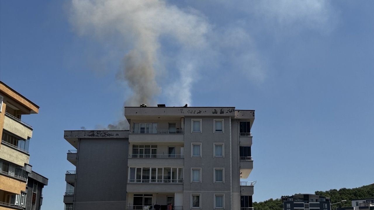 Bursa'da 6 Katlı Binanın Çatısında Yangın Çıktı