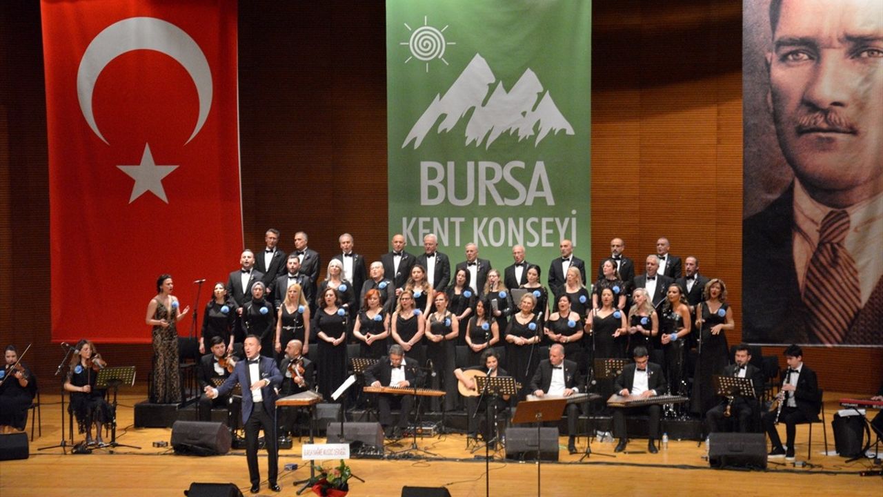 Bursa'da 'Bir Sevdadır Şarkılar' Konseri Coşku Dolu Geçti