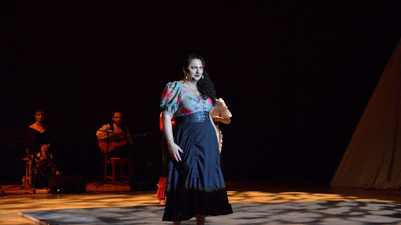 Bursa'da 'Falda Carmen Çıktı Müzikali' Rüzgarı