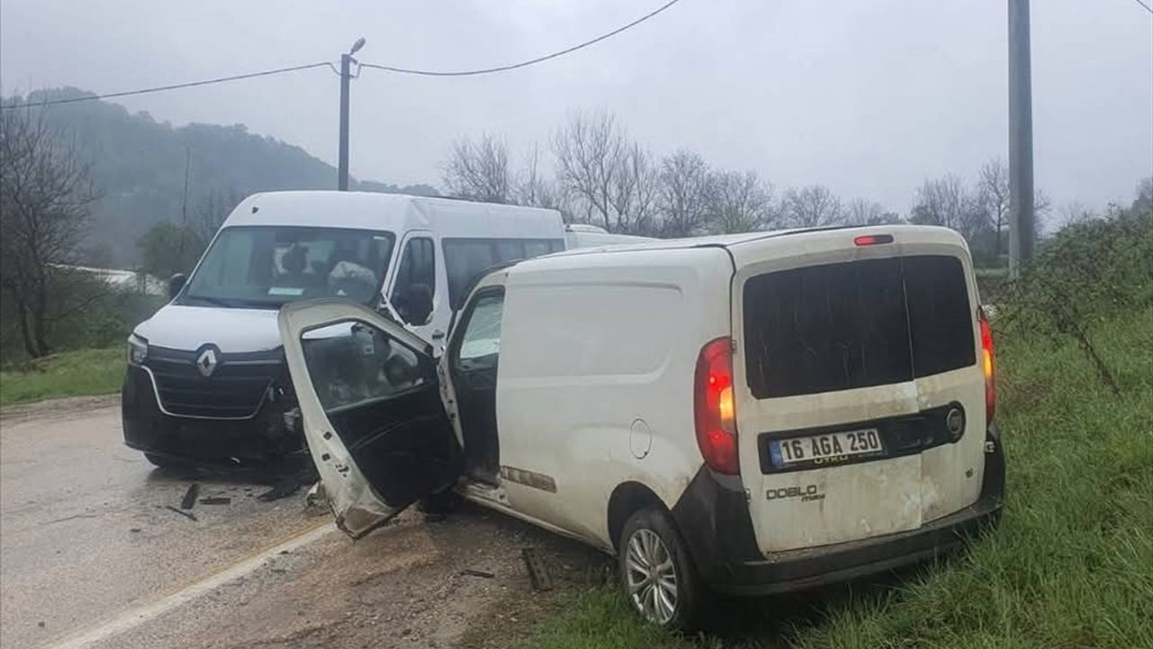Bursa'da İşçi Minibüsü ve Hafif Ticari Araç Çarpıştı: 13 Yaralı