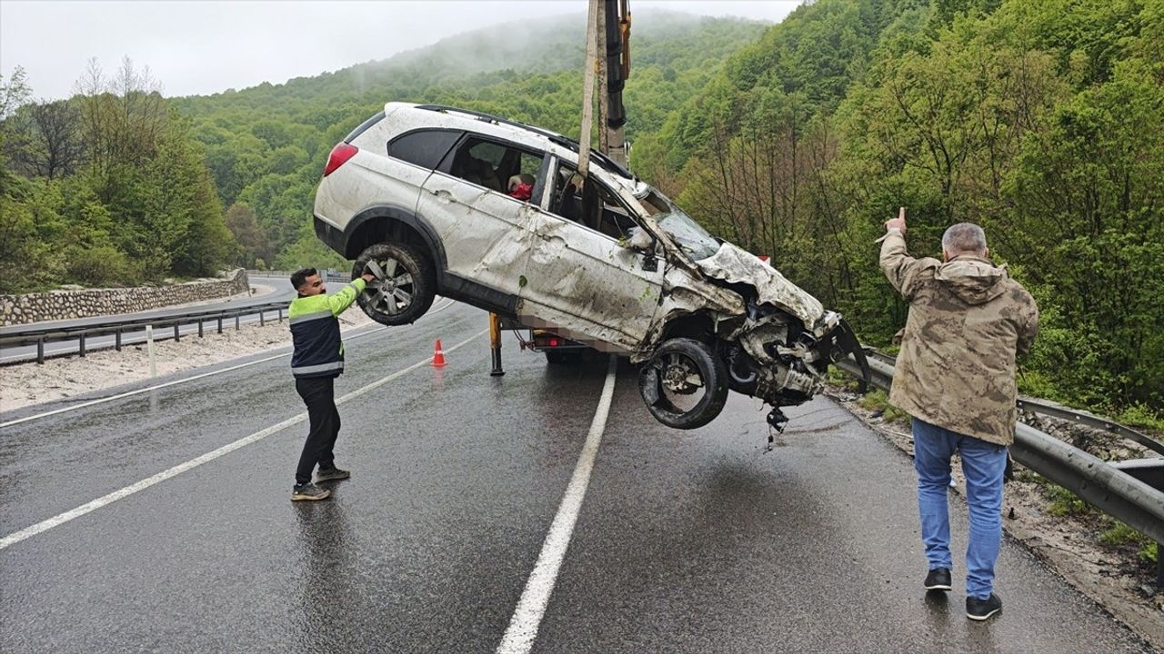 Bursa'da Kazada Sürücü Hayatını Kaybetti, Üç Kişi Yaralandı