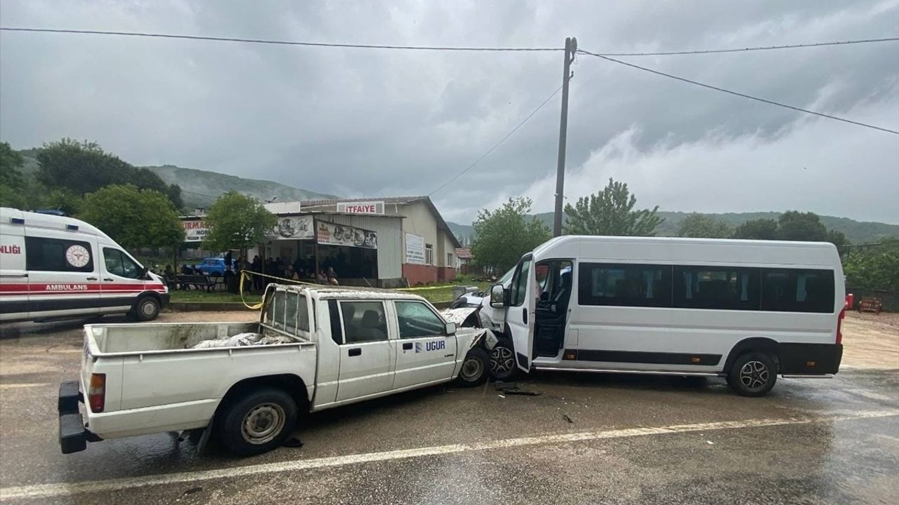 Bursa'da Minibüs ve Kamyonet Çarpıştı: 1 Ölü, 2 Yaralı