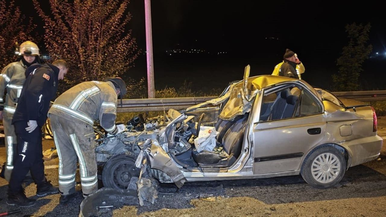 Bursa'da Otomobil Kamyona Çarptı: Sürücü Ağır Yaralandı
