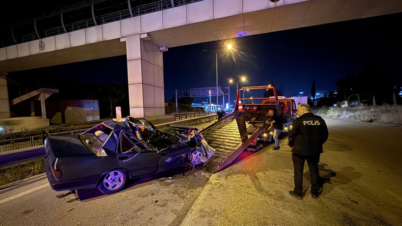 Bursa'da Otomobil Tıra Çarptı, Sürücü Ağır Yaralandı