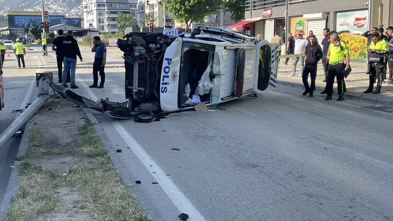 Bursa'da Polis Aracının Devrilmesi: 5 Yaralı