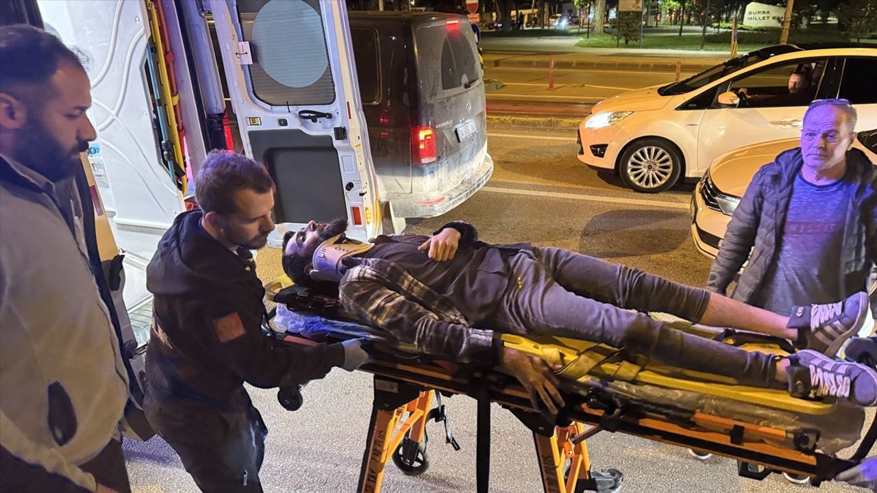 Bursa'da Taksi ve Otomobil Çarpıştı: 7 Yaralı