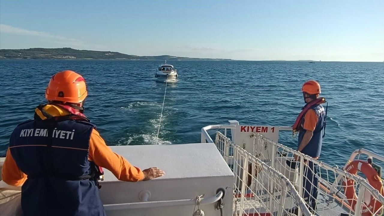 Çanakkale Boğazı'nda Arıza Yapan Tekne Başarıyla Kurtarıldı