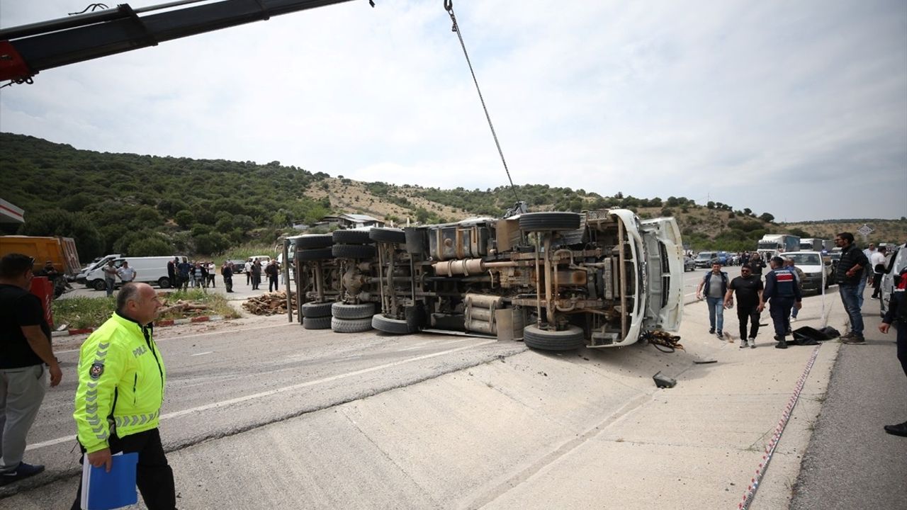 Çanakkale'de Otobüs ve Kamyon Çarpıştı