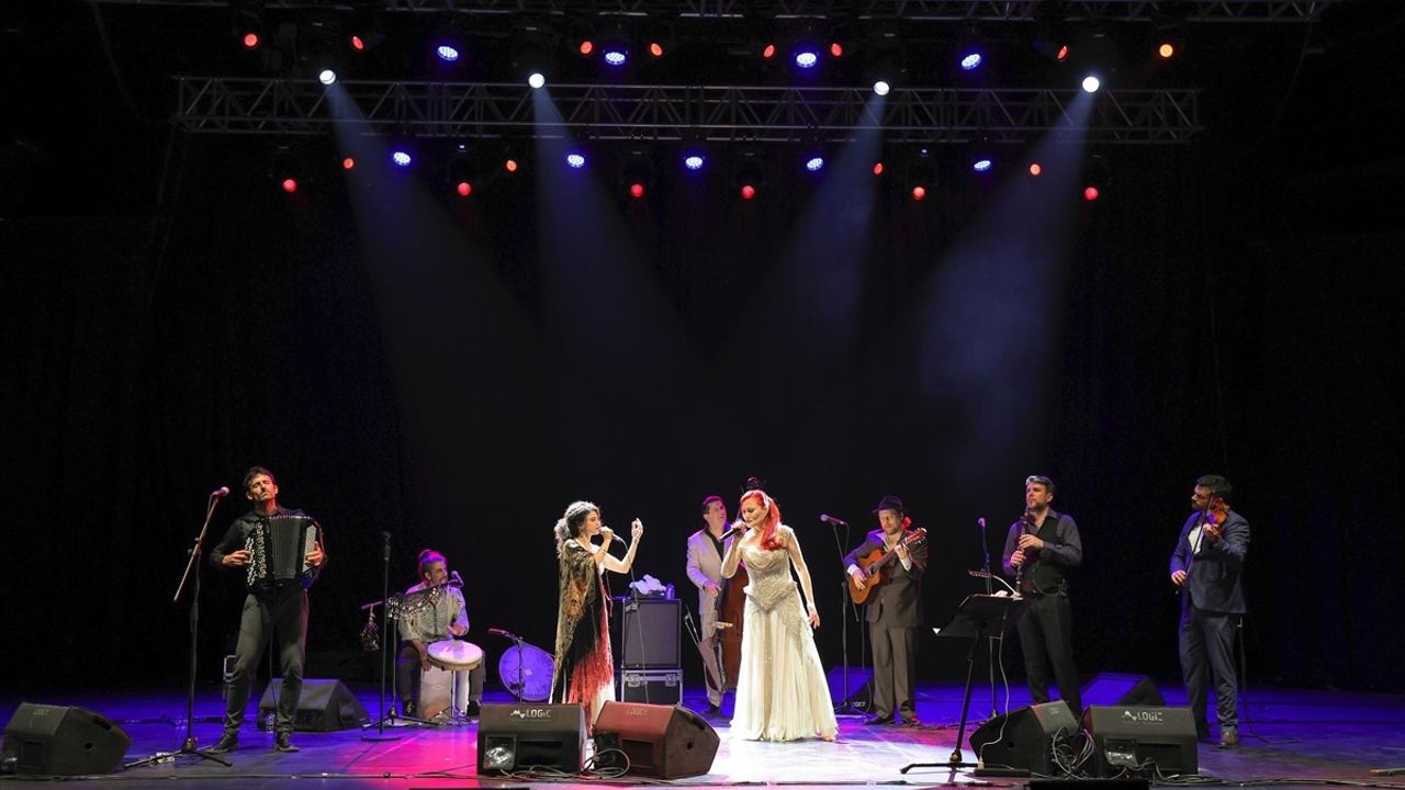 Candan Erçetin ve Barcelona Gipsy Balkan Orchestra Harbiye'de Buluştu