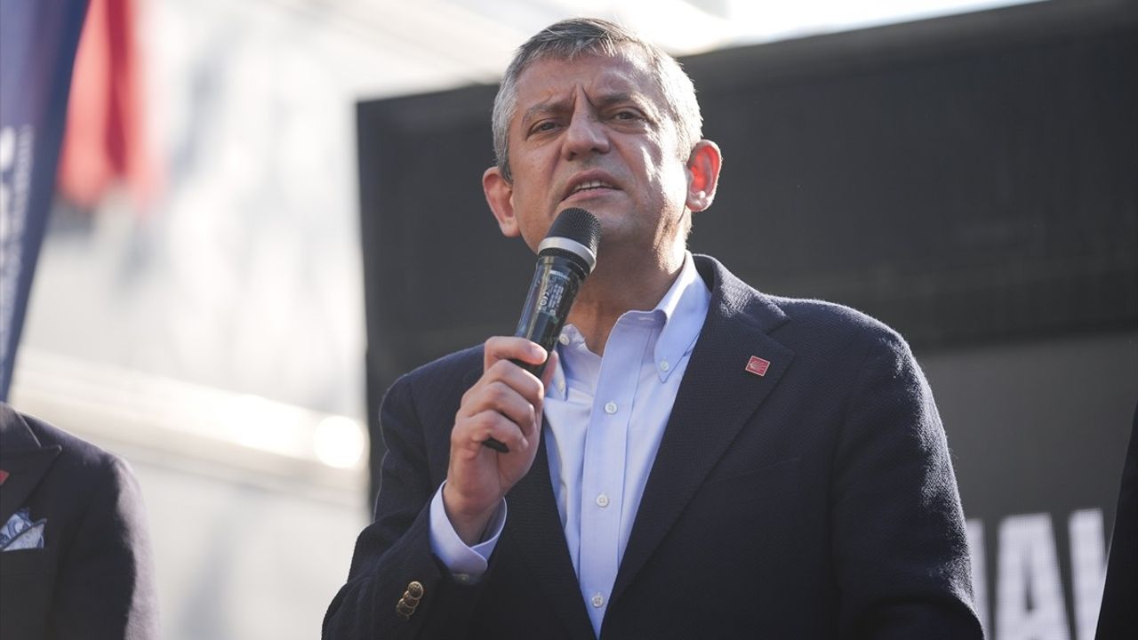 CHP Genel Başkanı Özel, İstanbul'daki Yolsuzluk Soruşturmalarına Tepki Gösterdi