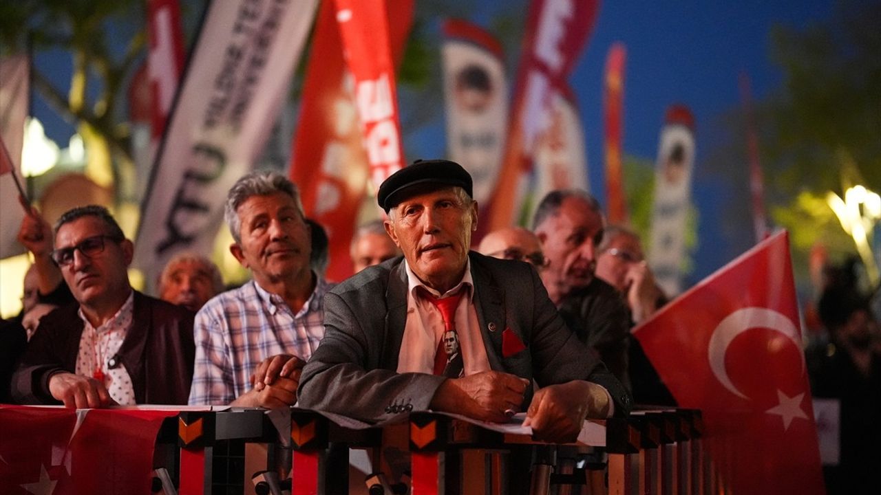CHP Genel Başkanı Özgür Özel Beyazıt Meydanı'nda Güçlü Bir Mesaj Verdi