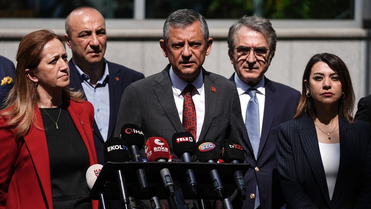 CHP Genel Başkanı Özgür Özel'den DİSK'e Ziyaret ve Asgari Ücret Mücadelesi