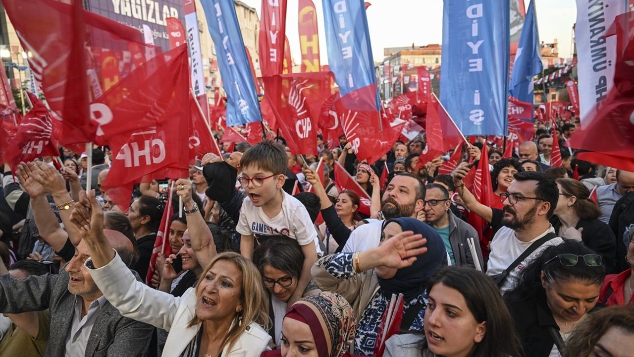 CHP Genel Başkanı Özgür Özel, Esenler Mitinginde Yolsuzluk İddialarını Eleştirdi
