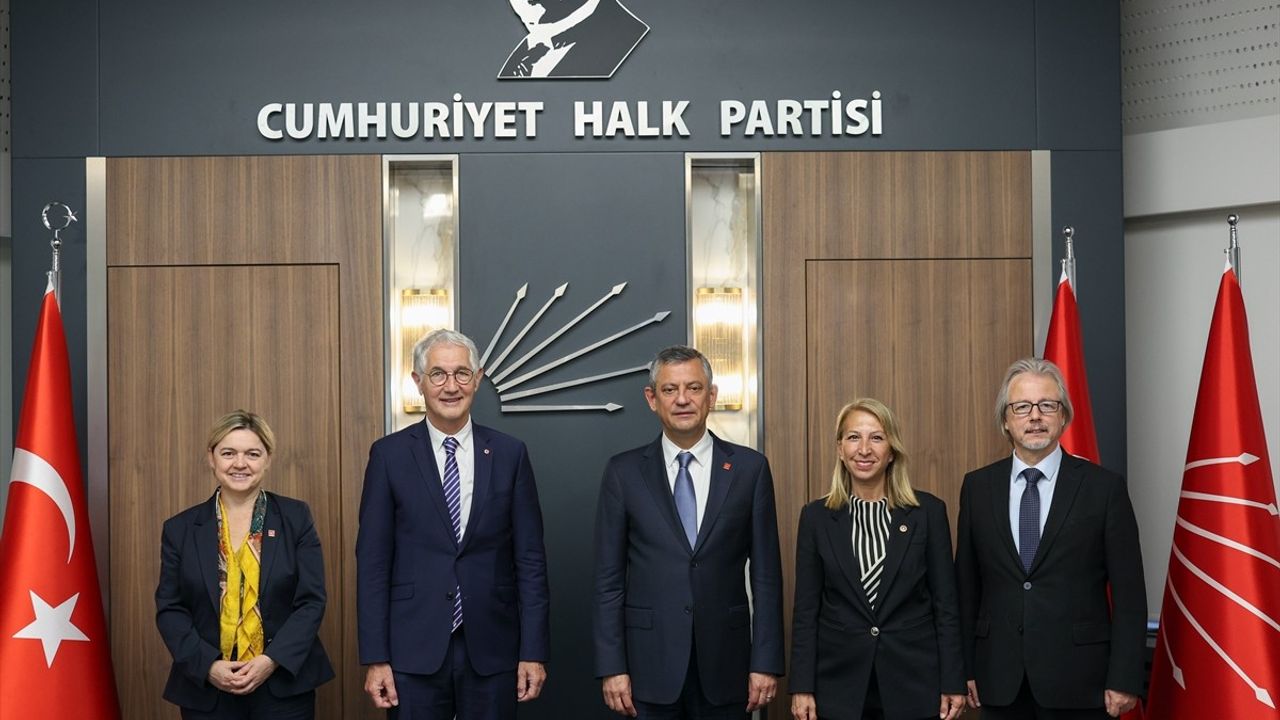 CHP Genel Başkanı Özgür Özel, Fransız Senatörleri Ağırladı