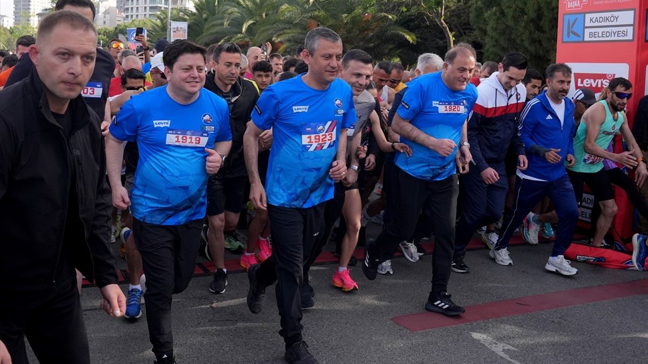 CHP Genel Başkanı Özgür Özel, Kadıköy'de Koşu Etkinliğine Katıldı
