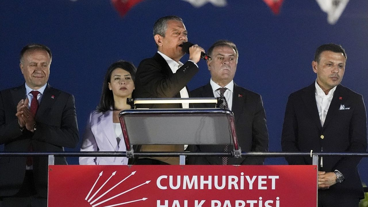 CHP Genel Başkanı Özgür Özel, Pendik Mitinginde Yolsuzluk İddilerine Yanıt Verdi