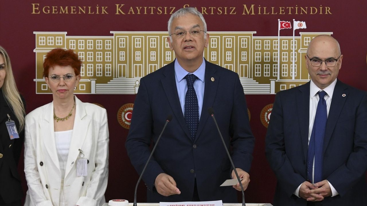 CHP'li Vekiller Tütün ve Elektronik Sigara Kullanımına Dikkat Çekti