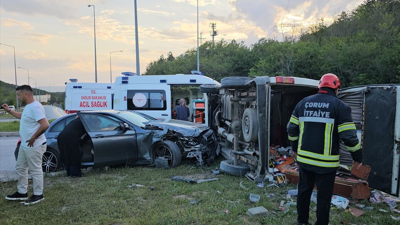 Çorum'da Otomobil ve Minibüs Çarpıştı: 4 Yaralı