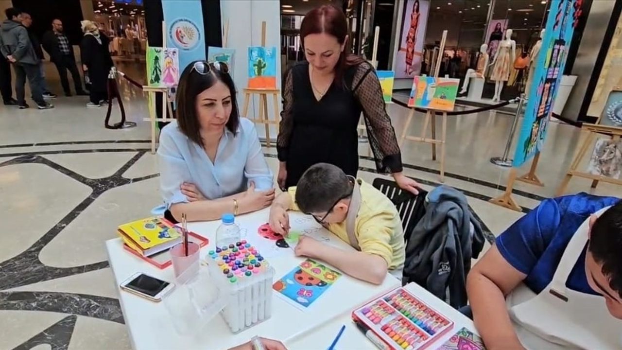 Çorum'da Sevgi Dolu Fırça İzleri Sergisi Açıldı