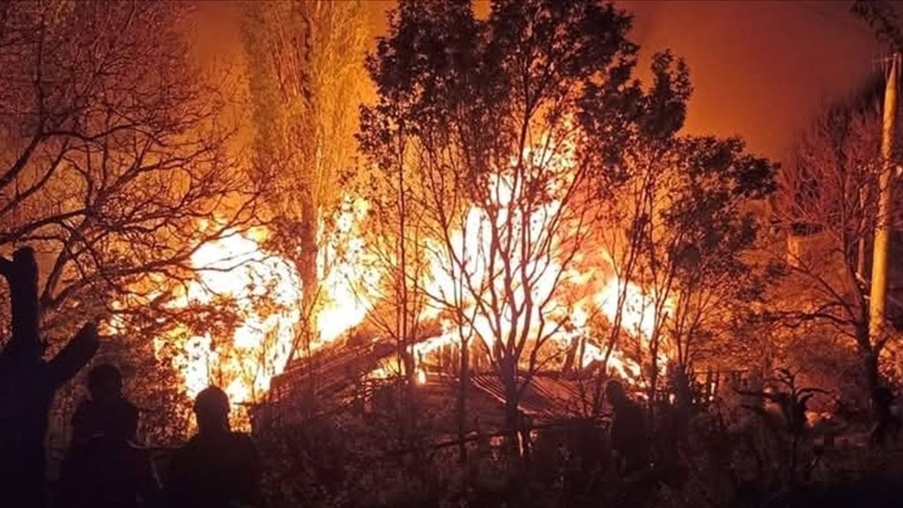 Çorum İskilip'te Yangın Çıktı, Müdahale Devam Ediyor