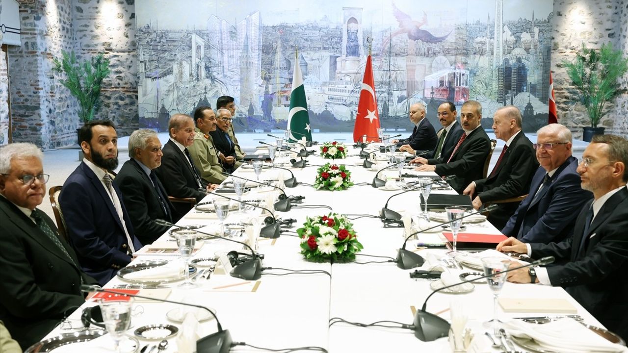 Cumhurbaşkanı Erdoğan, Pakistan Başbakanı Şahbaz Şerif'i Ağırladı