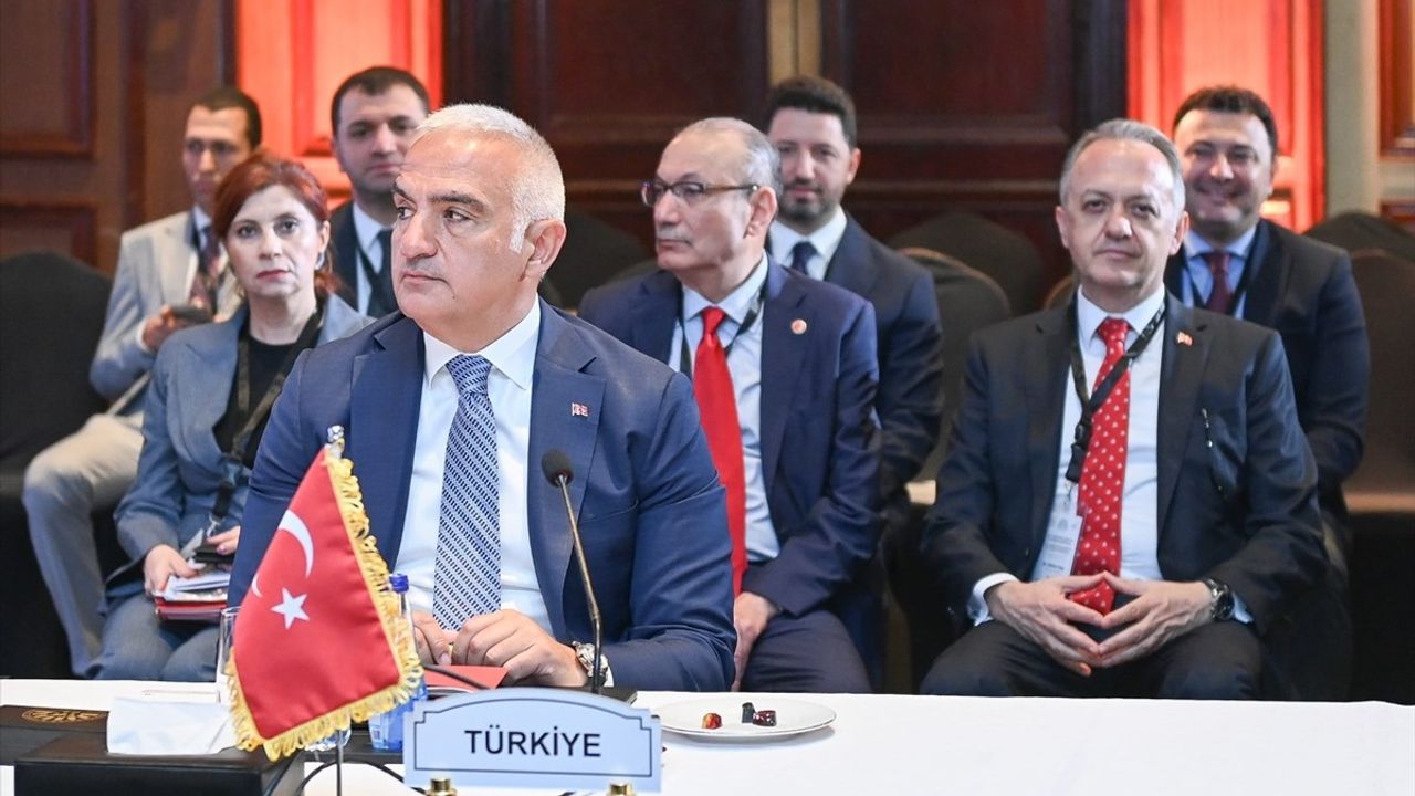 D-8 Ülkeleri Turizm Bakanları Kahire'de Toplandı