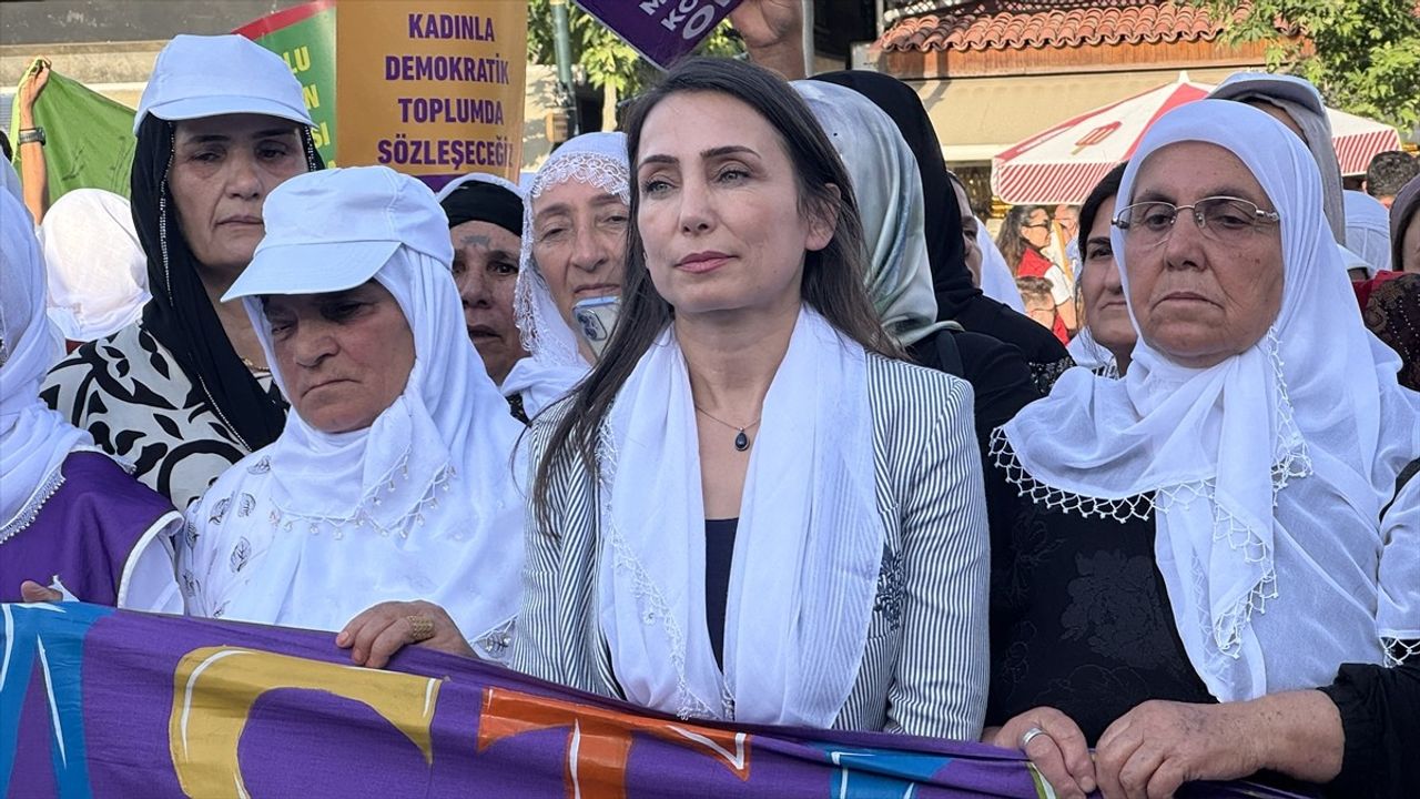 DEM Partisi Barış İçin Yürüyüş Düzenledi