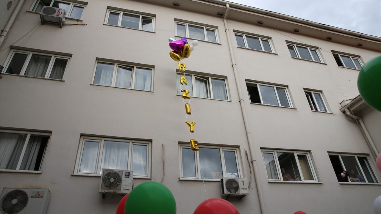 Denizli'de Raziye'ye Destek İçin Renkli Balonlar Gökyüzüne Bırakıldı