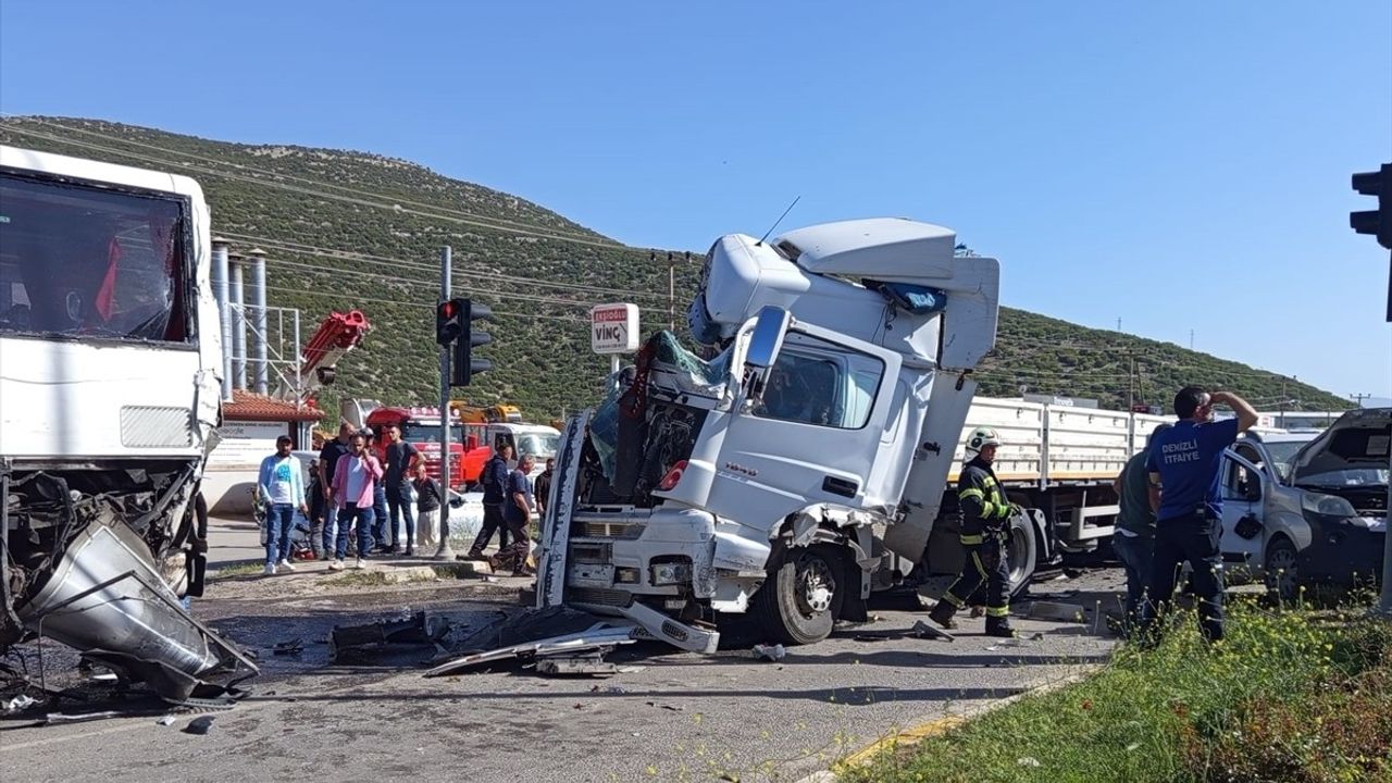 Denizli'de Üç Araçla Çarpışma: İki Yaralı