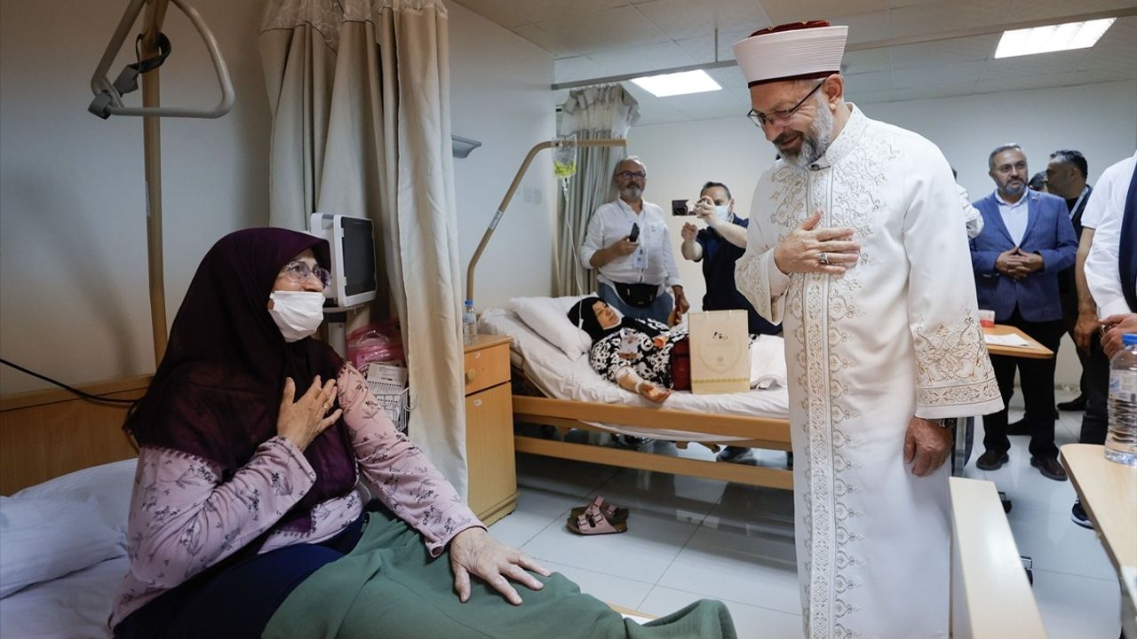 Diyanet İşleri Başkanı Erbaş, Mekke Hastanesi'nde Hacı Adaylarını Ziyaret Etti