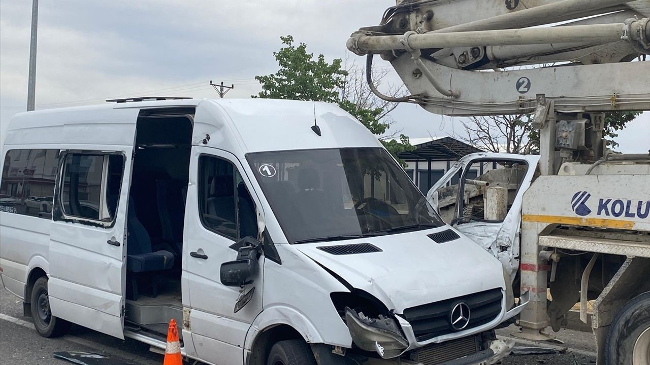 Diyarbakır'da 3 Araçlı Trafik Kazası: 11 Yaralı