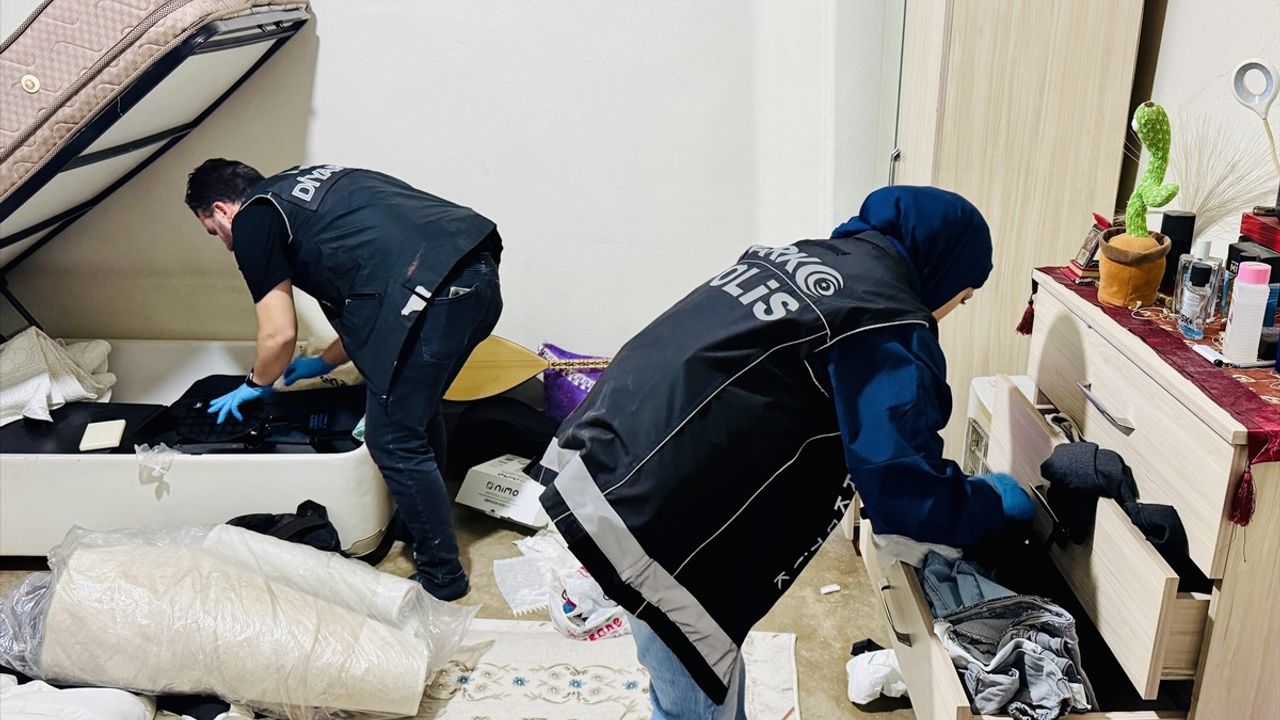 Diyarbakır'da 300 Polisin Katıldığı Narko Hançer Uygulaması Gerçekleştirildi