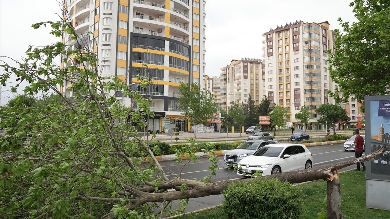 Diyarbakır'da Fırtınanın Ardından Oluşan Zararlara Dikkat