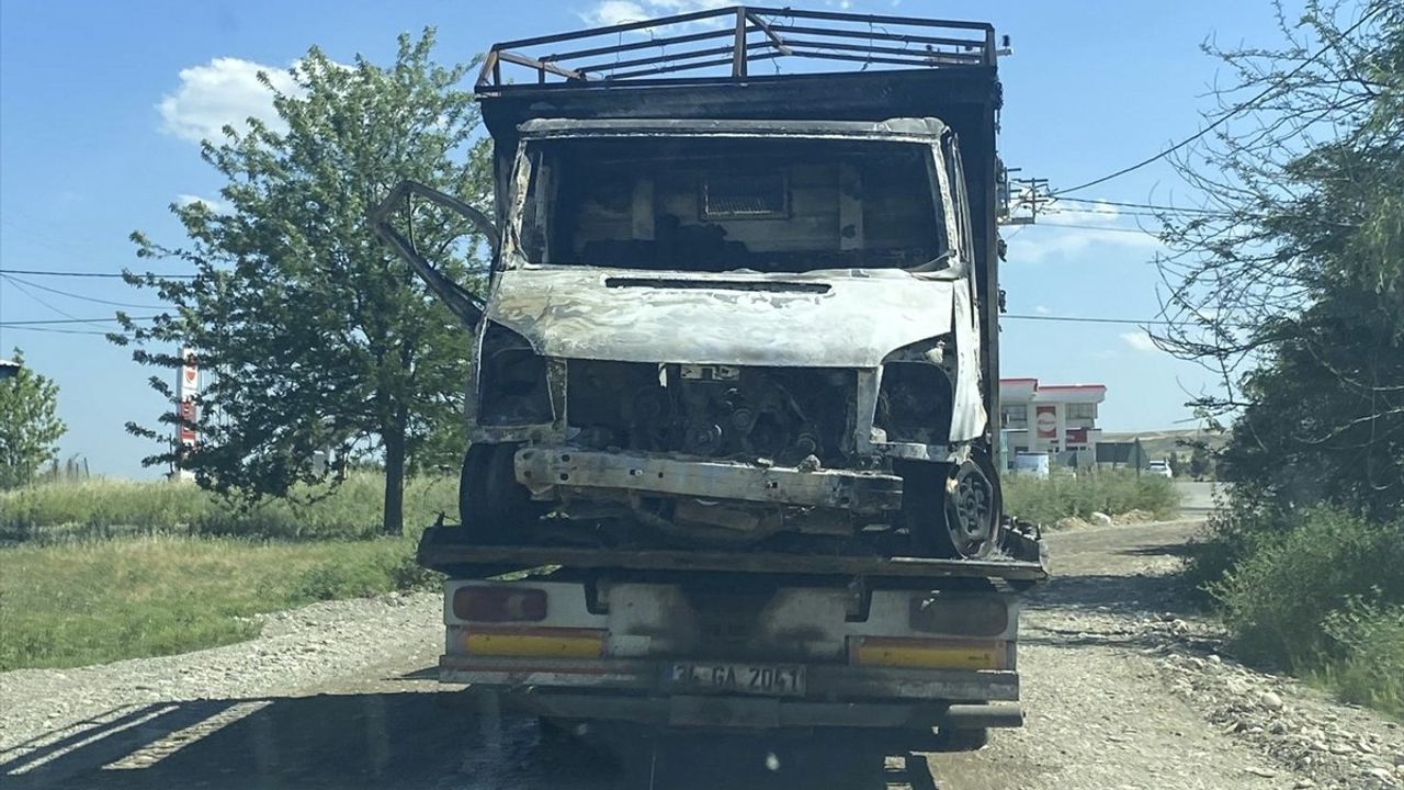 Diyarbakır'da Kamyonette İki Ceset Bulundu