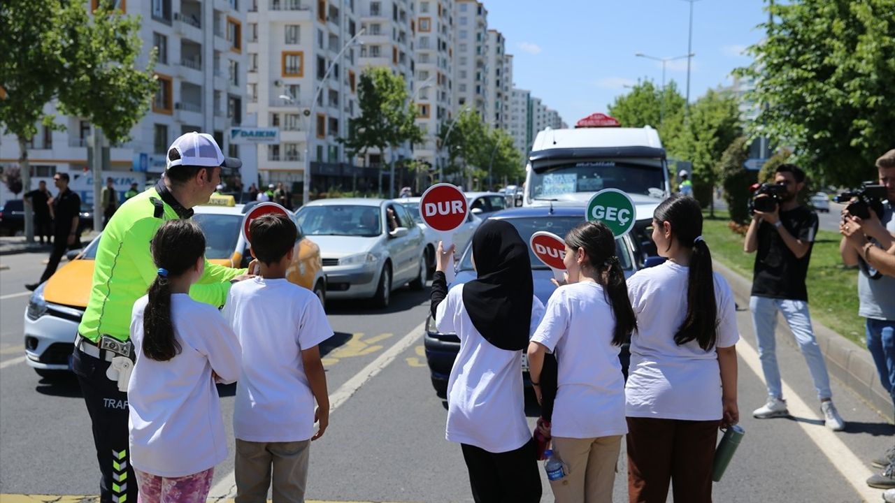 Diyarbakır'da Karayolu Trafik Güvenliği Haftası Etkinliği Gerçekleşti