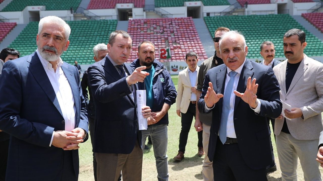 Diyarbakır Stadı'nda Zemin Yenileme Çalışmaları Devam Ediyor