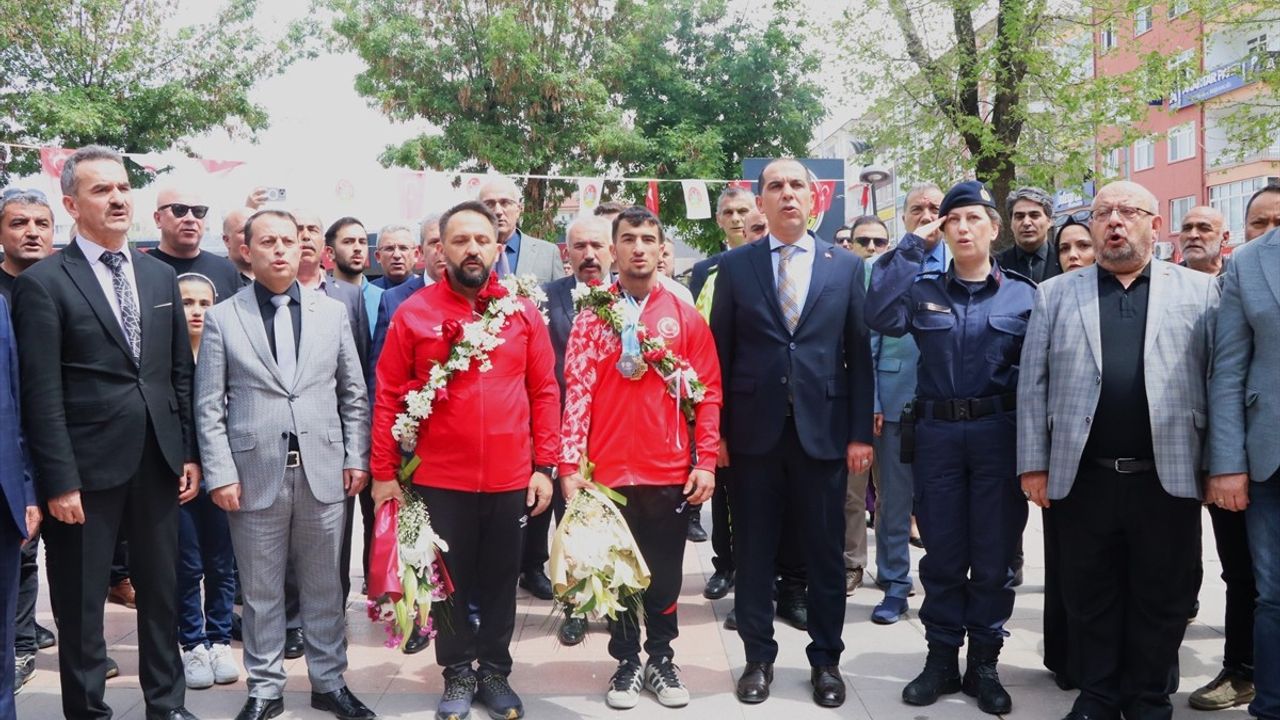Dünya Şampiyonu Halterci Ramazan Efe Yılmaz'a Coşkulu Karşılama