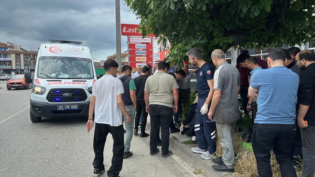 Düzce'de Kamyon Dorse Kapağı Bisikletliye Çarptı