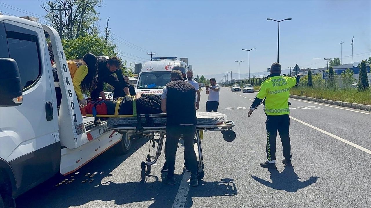 Düzce'de Motosikletli Kurye Çekiciye Çarptı