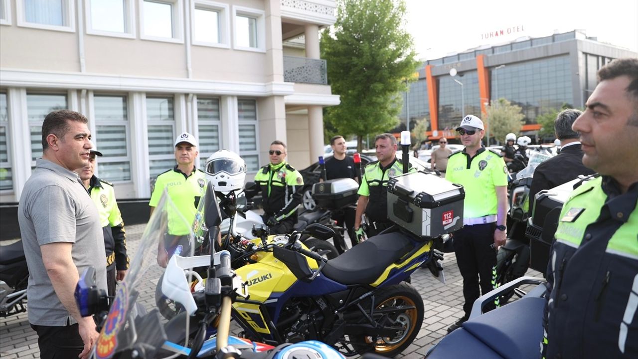 Düzce Valisi Selçuk Aslan'dan Sürüş Güvenliği İçin Motosikletli Mesaj