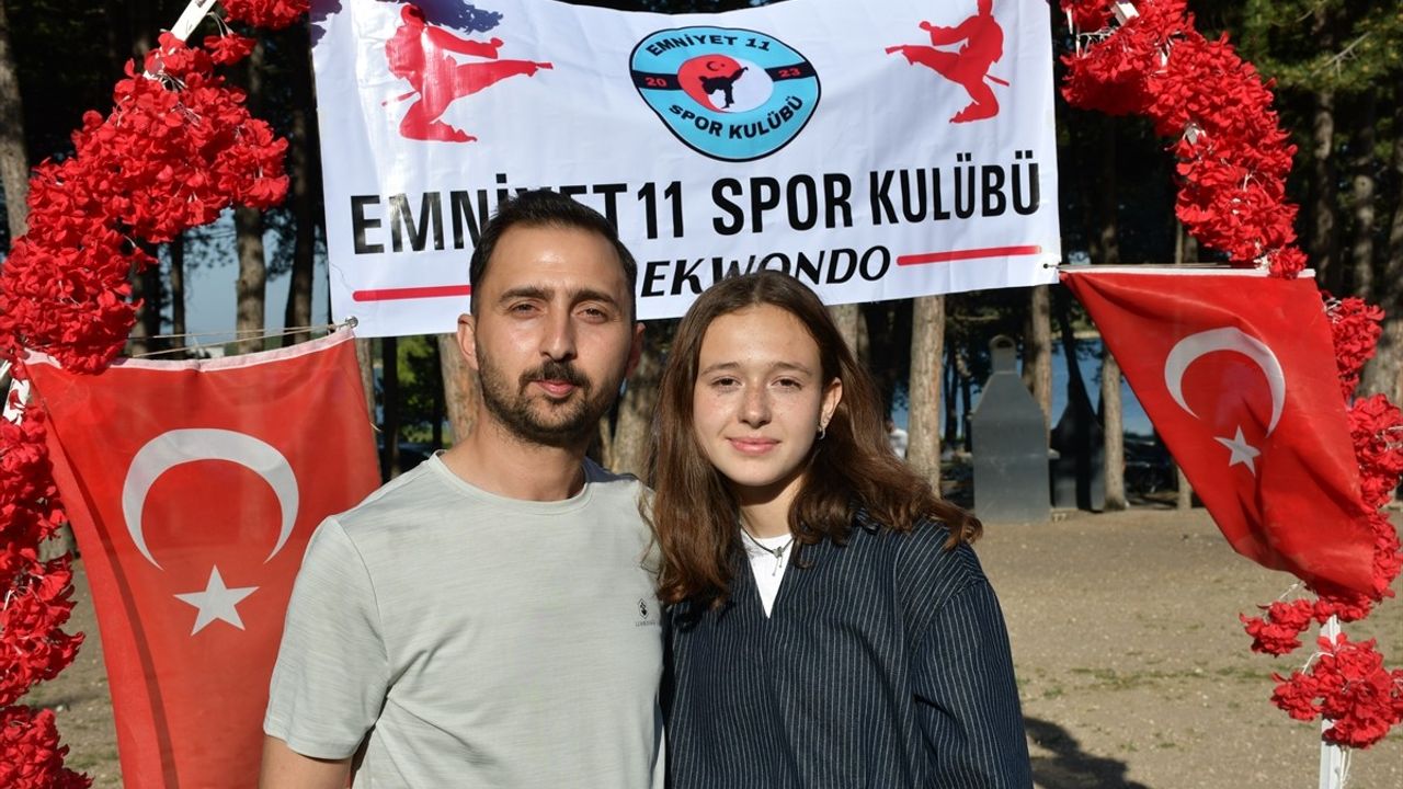 Ebrar Çakır, Türkiye Tekvando Şampiyonu Olarak Davul Zurnayla Karşılandı