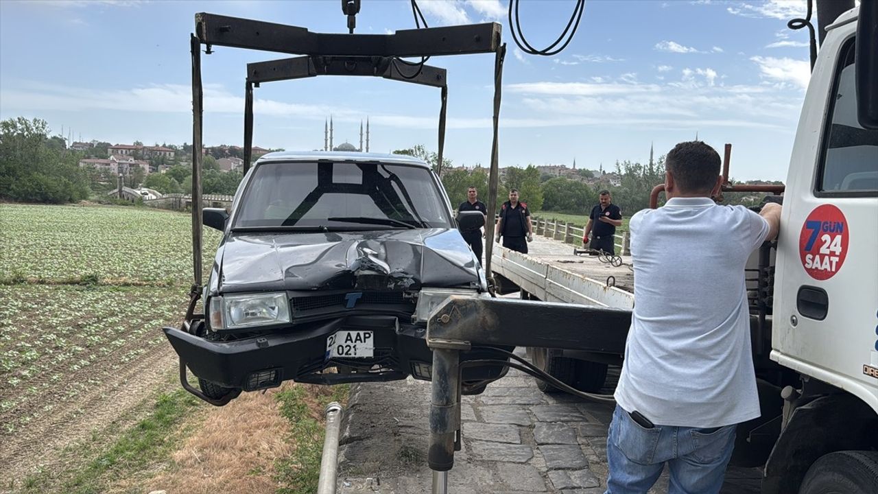 Edirne'de Tarihi Köprüde Trafik Kazası